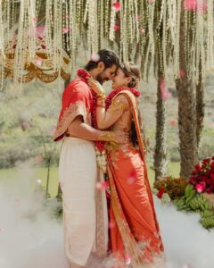 ராஷ்மிகா - விஜய் தேவரகொண்டா திருமணம்: வைரலாகும் முதல் புகைப்படங்கள் மற்றும் உணர்ச்சிகரமான பதிவு 4 Vijay Devarakonda Rashmika Mandanna Shares Their Official Wedding Photos With FansFollow @tellyr 1 1