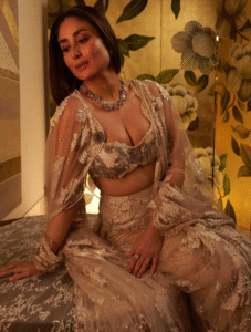 44 Vayathilum Azhagil Milirum Kareena Kapoor's Stunning Photos